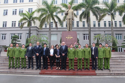 Các đại biểu chụp ảnh lưu niệm tại Tượng đài Chủ tịch Hồ Chí Minh - Học viện CSND